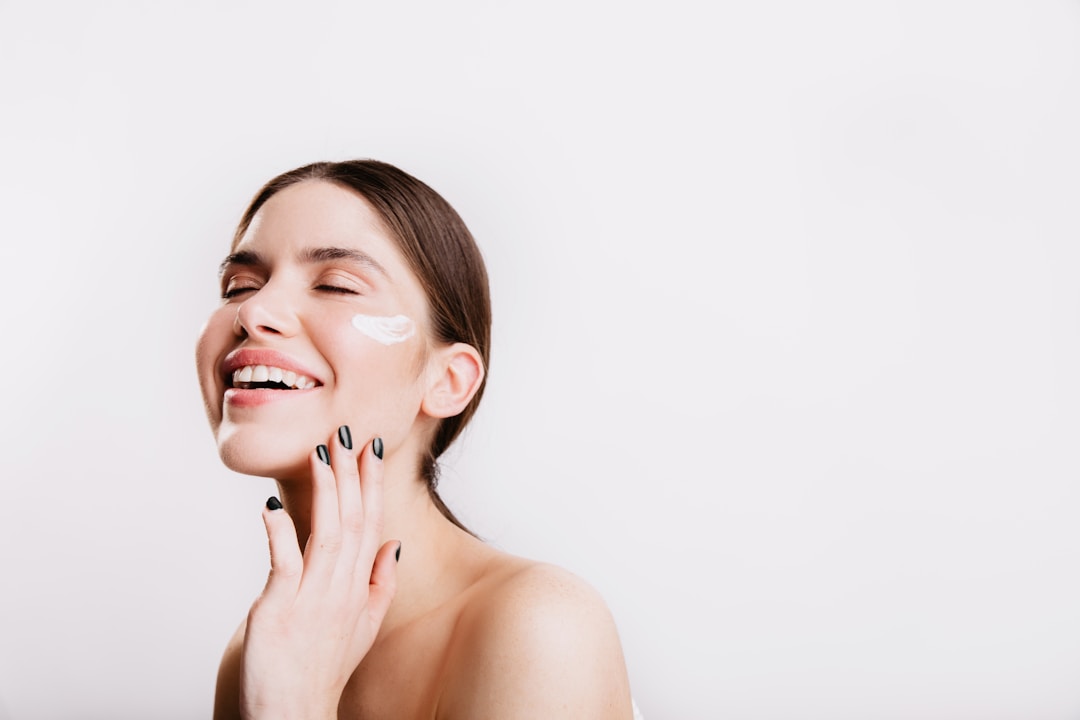 Mulher adulta em retrato editorial de skincare